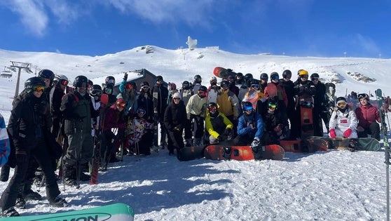 Medio centenar de jóvenes vicarios disfrutan del 'Fin de Semana Blanco' en Sierra Nevada