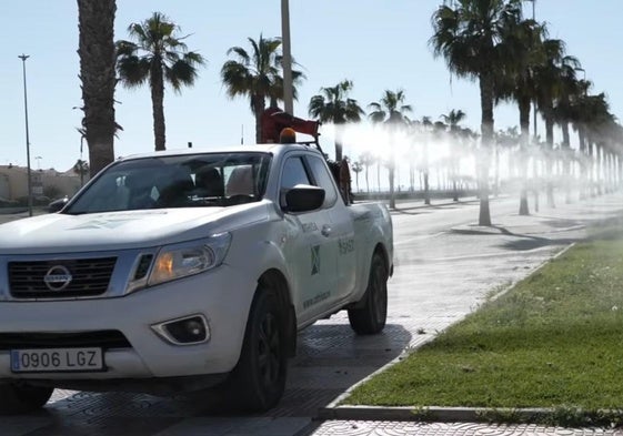 Uno de los vehículos que realiza labores de fumigación.