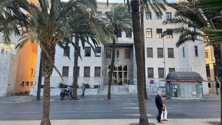 Un acusado de asesinar a una mujer Roquetas de Mar reconoce que la estranguló pero sin «intención» de matarla