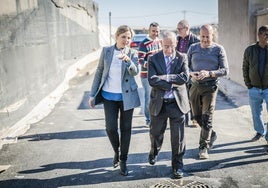 Concejala de Presidencia y el alcalde de Roquetas visitan un camino del municipio.