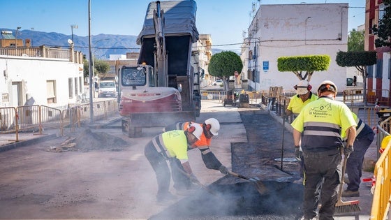 Ultiman los trabajos de renovación y saneamiento del Camino de Los Bartolos en Roquetas de Mar