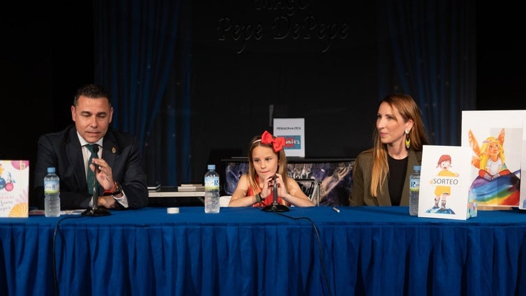 Rocío Vallecillos con tan solo 9 años presenta el libro infantil 'Aventuras de un sueño mágico' en Roquetas