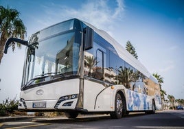 Un autobús pasa por la localidad de Roquetas de Mar.