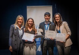 La concejala Lourdes García junto a los campeones del torneo.