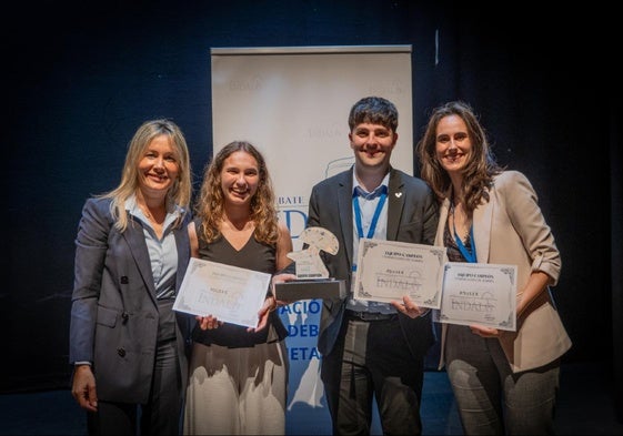 La concejala Lourdes García junto a los campeones del torneo.