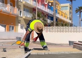 Un trabajador lleva a cabo mejoras en la Urbanización.