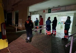 Protección Civil Roquetas y personal sanitario en las Urgencias de Roquetas.