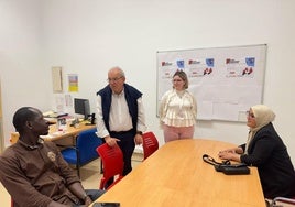 El alcalde de Vícar habla con representantes de asoaciaciones.