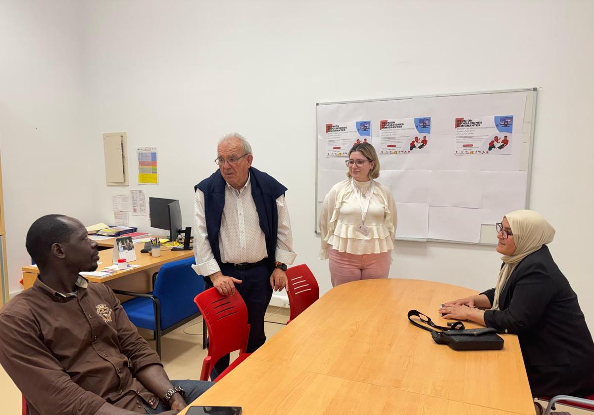Una red de apoyo para favorecer la integración de la mano de varias asociaciones en Vícar