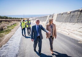 El alcalde de Roquetas, Gabriel Amat, y la concejal de Presidencia, Roció Sánchez, visitan unos caminos.