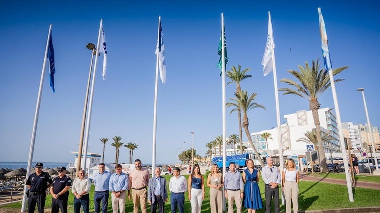 Seis playas de Roquetas volverán a ondear este verano sus banderas azules y distintivos de calidad