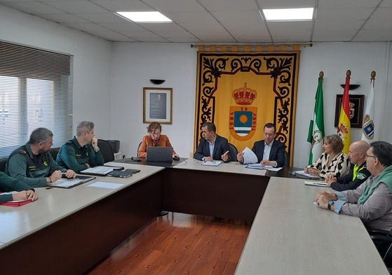 El subdelegado de Gobierno se reunió con el alcalde y los agentes.