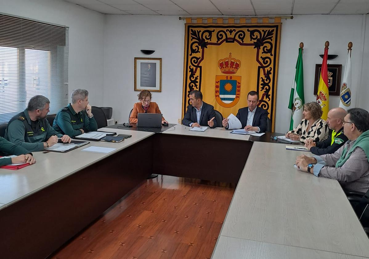 El subdelegado de Gobierno se reunió con el alcalde y los agentes.