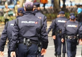Agentes de Policía Nacional patrullan por las calles.