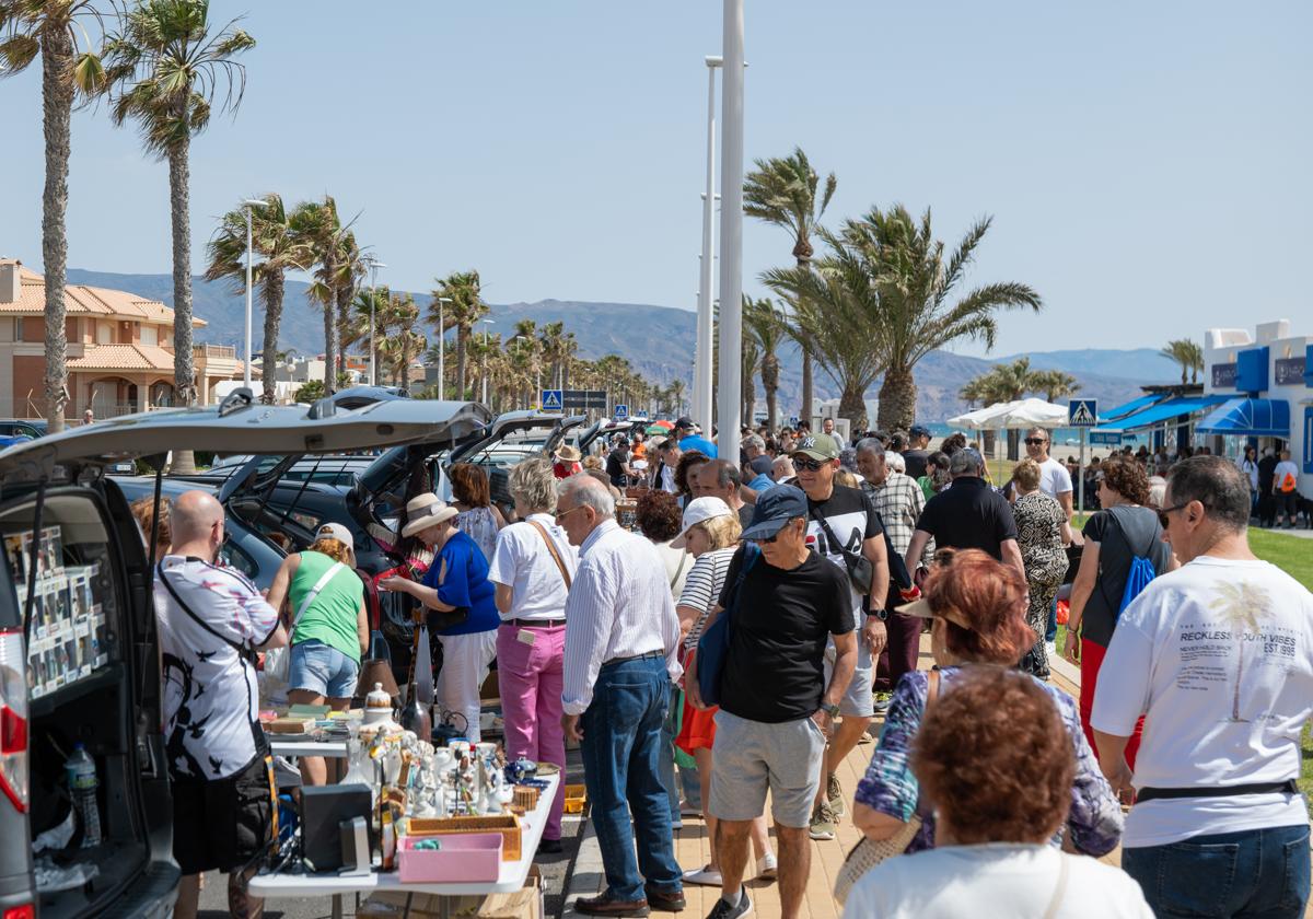 El mercadillo 'Car Boot Sale' registra una gran afluencia de visitantes en Roquetas