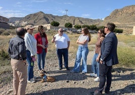Concejales de la formación socialista en Aguadulce Norte, lugar donde están los aparcamientos mencionados.