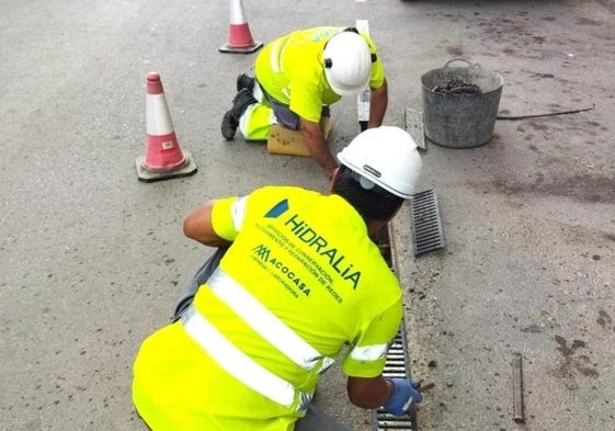 Trabajadores de Hidralia realizando labores en el municipio.