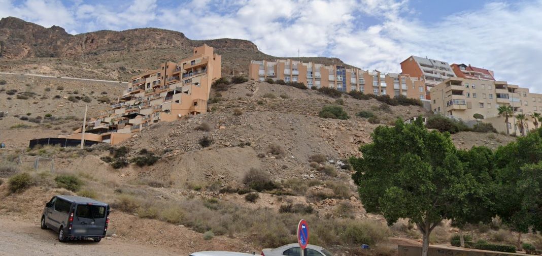 Las viviendas de 53 familias de Aguadulce, en el limbo tras quedar el edificio en manos del 'banco malo'