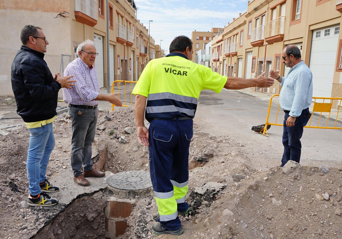 El alcalde de Vícar, Antonio Bonilla, supervisó las obras.