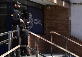 Agentes de la Policía Nacional, a la entrada de una Comisaría en un municipio.