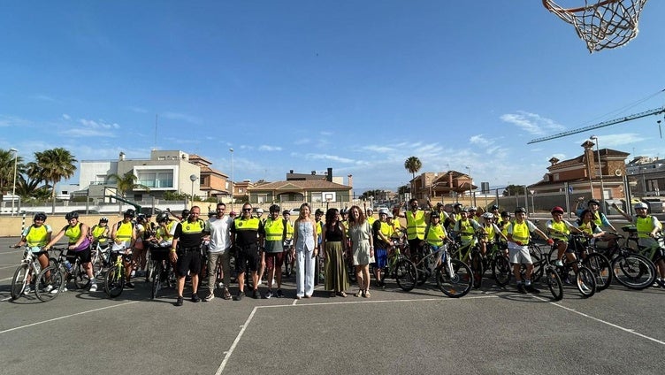 Alumnos del IES Las Marinas celebra el Día de la Bicicleta con una gran ruta