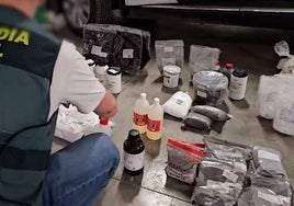 Guardia Civil analiza el materia incautado en Vícar.