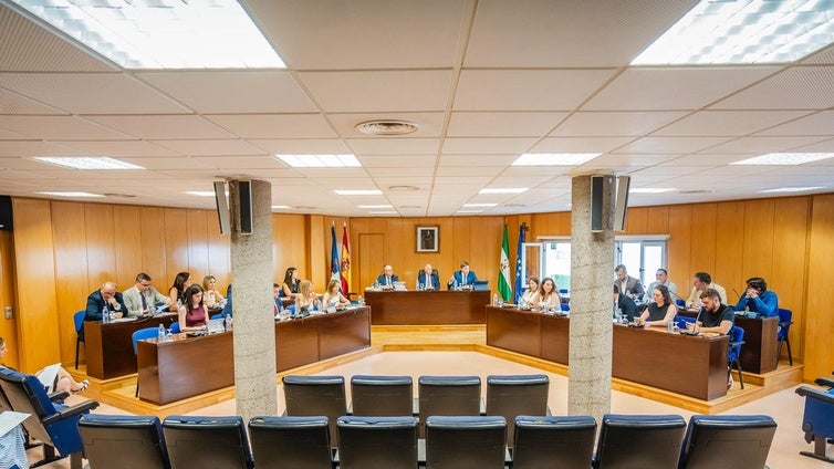 El Pleno aprueba proveer de más recursos a la Guardia Civil en Roquetas