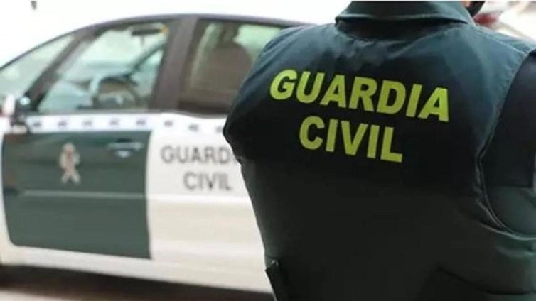 Arrastran a un guardia civil en medio de una multitudinaria pelea y acaba con heridas y fracturas