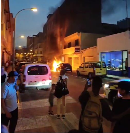 Arde un coche en plena calle en el Parador de las Hortichuelas
