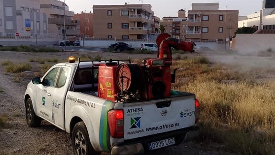 Roquetas 'ata en corto' a los bichos: limpieza y fumigación en descampados
