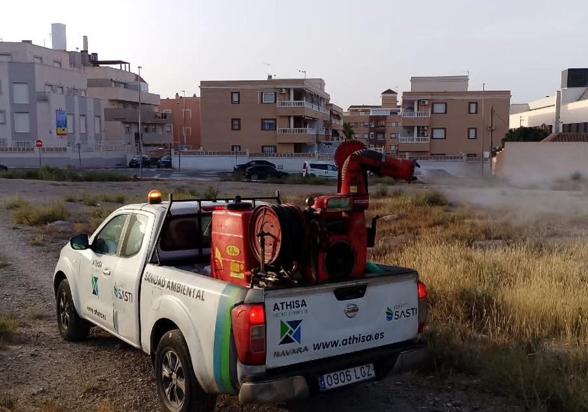 Roquetas 'ata en corto' a los bichos: limpieza y fumigación en descampados
