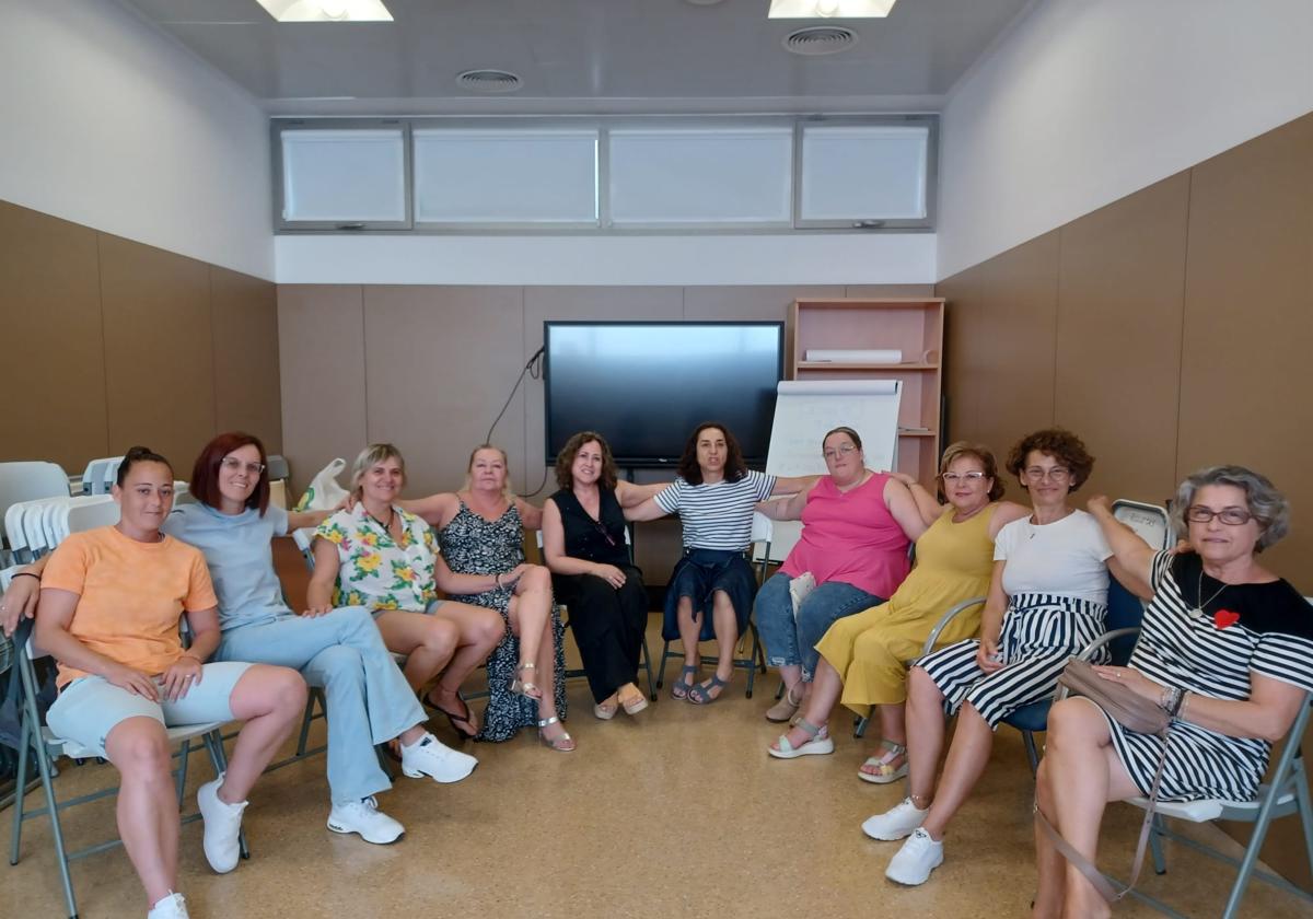 Más de una docena de mujeres realizan cursos de formación para sobrellevar la «dureza» de la vida