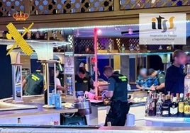 Tres detenidos y varias infracciones en locales de ocio nocturno de Roquetas por contratos irregulares
