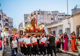 Imagen de la procesión en una calle de la barriada roquetera, en una edición anterior.