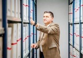 El primer teniente de alcalde, José Juan Rodríguez, supervisa volúmenes en el Ayuntamiento.