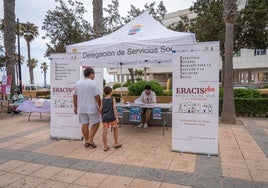 Una carpa informativa de los Servicios Sociales Comunitarios en la localidad de Roquetas.