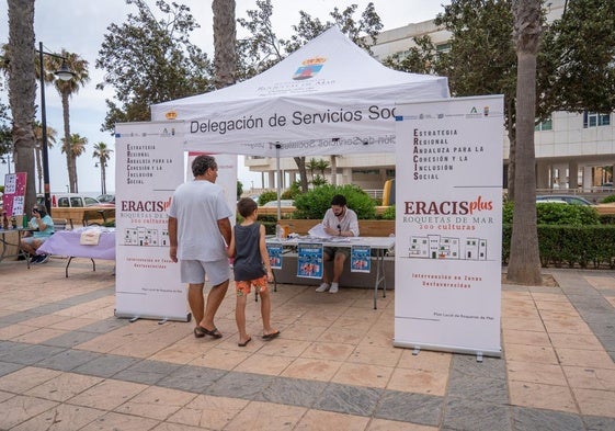 Una carpa informativa de los Servicios Sociales Comunitarios en la localidad de Roquetas.