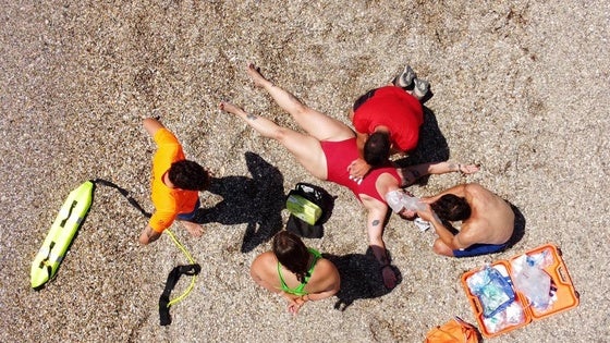 Roquetas refuerza las labores de socorrismo con un simulacro en la playa de La Bajadilla