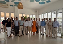 Concejales y representantes del sector turístico en Roquetas.