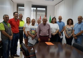 Los nuevos funcionarios junto al alcalde y concejales de Vícar.