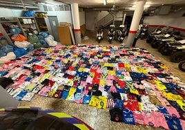 Camisetas de fútbol, algunos de los productos incautados por la Policía Local de Roquetas.