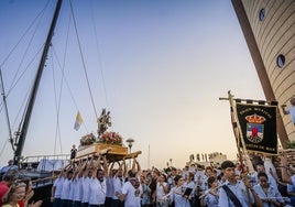 La Virgen del Carmen pasea por Aguadulce