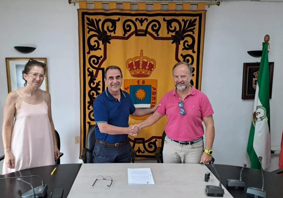 El alcalde de La Mojonera, José Miguel Hernández, ante la firma del contrato en el pasado mes de agosto.