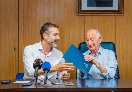 La Junta entrega la concesión de agua desalada para abastecimiento por 20 años a Roquetas de Mar