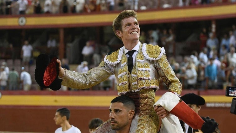 Borja Jiménez, Héctor Morales y el toro 'Vocero' triunfan en Roquetas