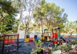 Un parque infantil de la localidad de Roquetas de Mar.