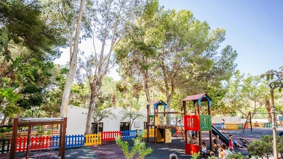 Roquetas refuerza el mantenimiento de sus parques infantiles