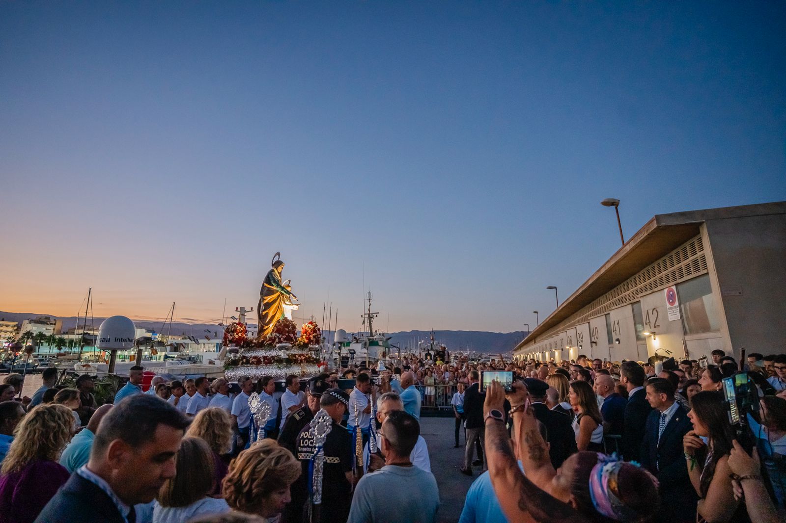 La Virgen del Carmen y Santa Ana dicen adiós a las Fiestas del Puerto de Roquetas, en imágenes