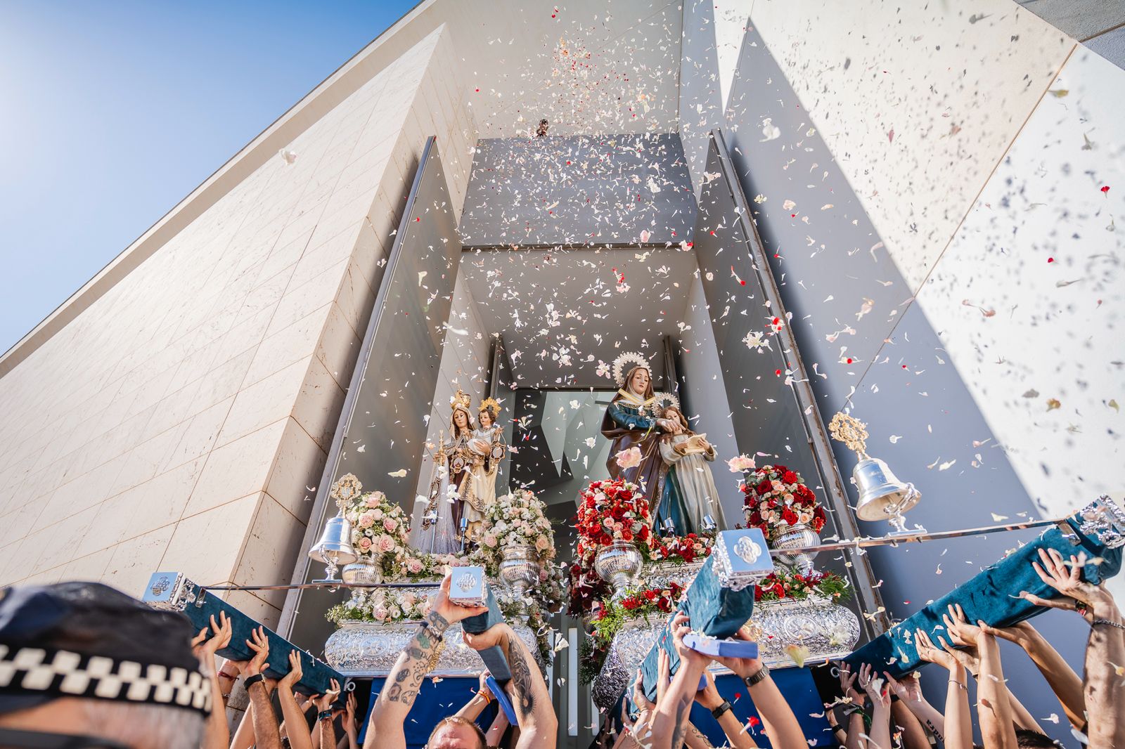 La Virgen del Carmen y Santa Ana dicen adiós a las Fiestas del Puerto de Roquetas, en imágenes