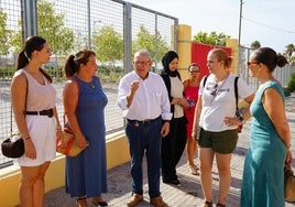 El alcalde del municipio visita el centro educativo.